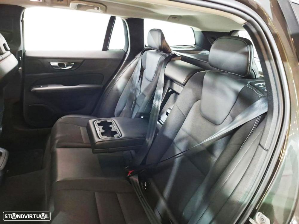 Volvo V60 2.0 T4 Momentum Plus - 16