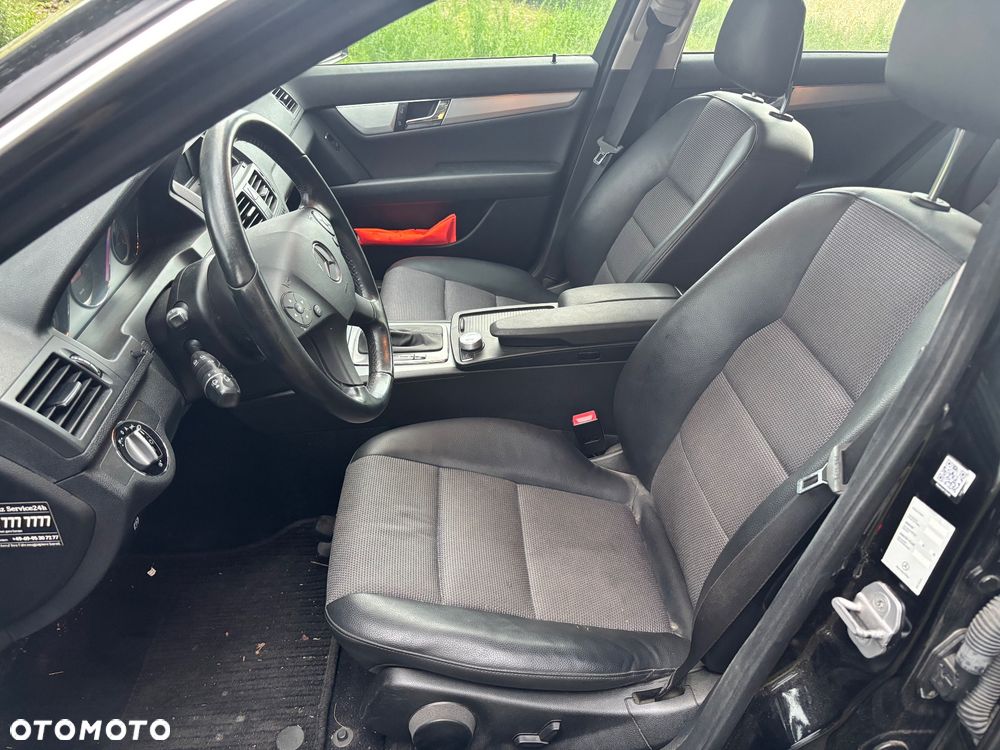 Mercedes-Benz Klasa C 180 CGI Automatik BlueEFFICIENCY Avantgarde - 28