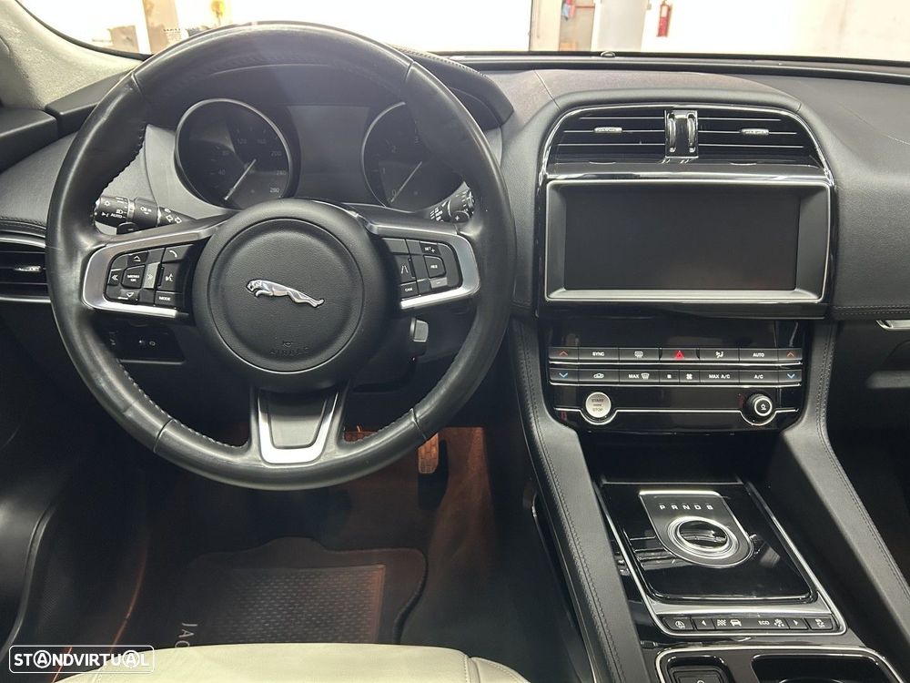 Jaguar F-Pace 2.0 i4D Portfolio Aut. - 12