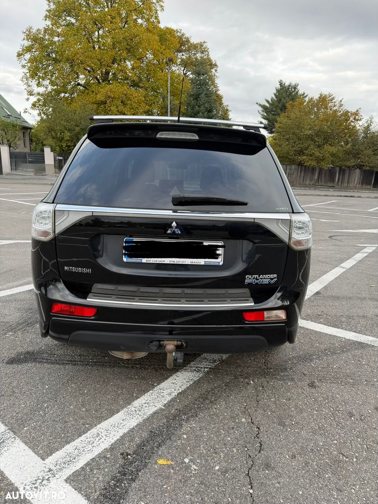 Mitsubishi Outlander - 2