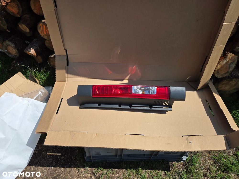 lampa prawa prawy tylna tył Opel Vivaro A Renault Trafic II Nissan Primastar I Lift 93857765 265A1-0127R 93857722 265A60118R - 2