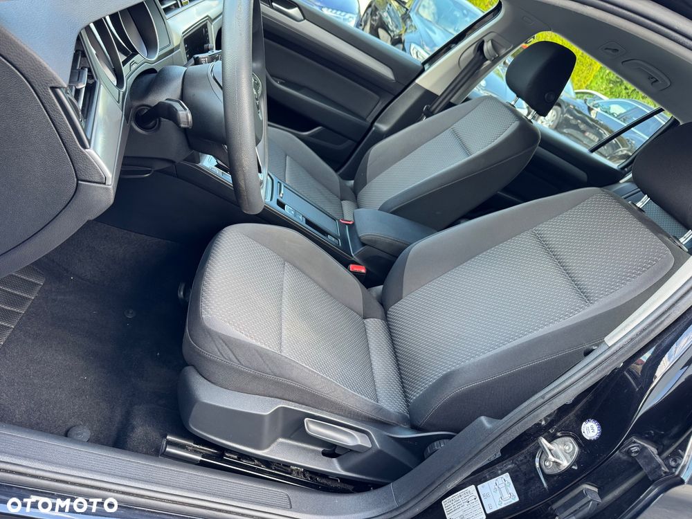 Volkswagen Passat 1.6 TDI SCR DSG Conceptline - 18