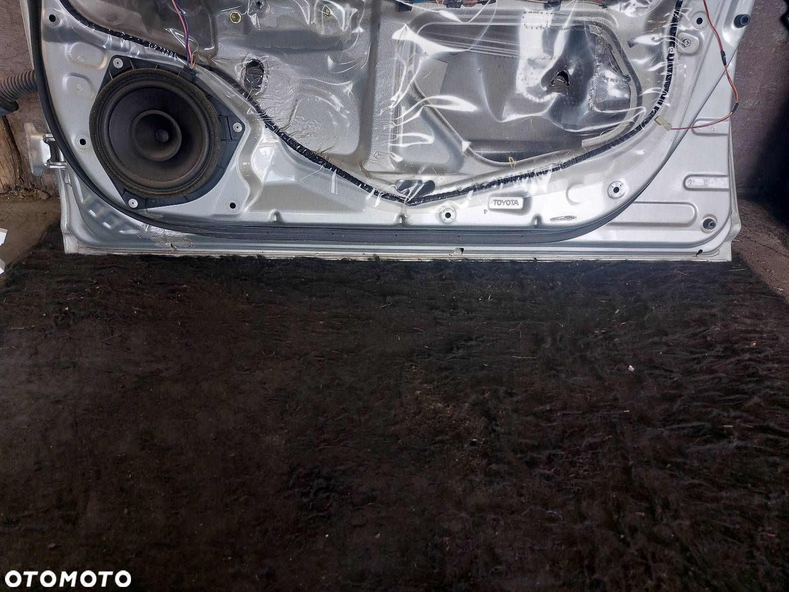 DRZWI KOMPLETNE PRAWY PRZÓD TOYOTA AVENSIS T25 1C0 - 2