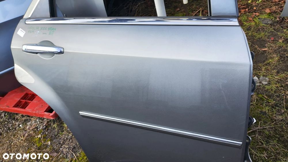 DRZWI PRAWY TYŁ TYLNE KOMPLETNE PDM ORYGINALNY LAKIER KLAMKA CHROM LISTWA CHRYSLER 300C PRZED LIFT SEDAN KOMBI - 2