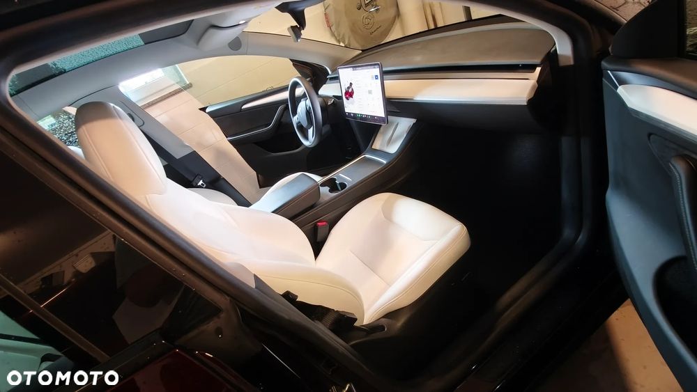 Tesla Model Y Long Range AWD - 12