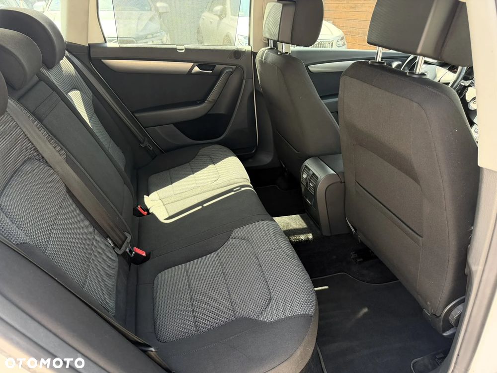 Volkswagen Passat 1.6 TDI Comfortline - 10