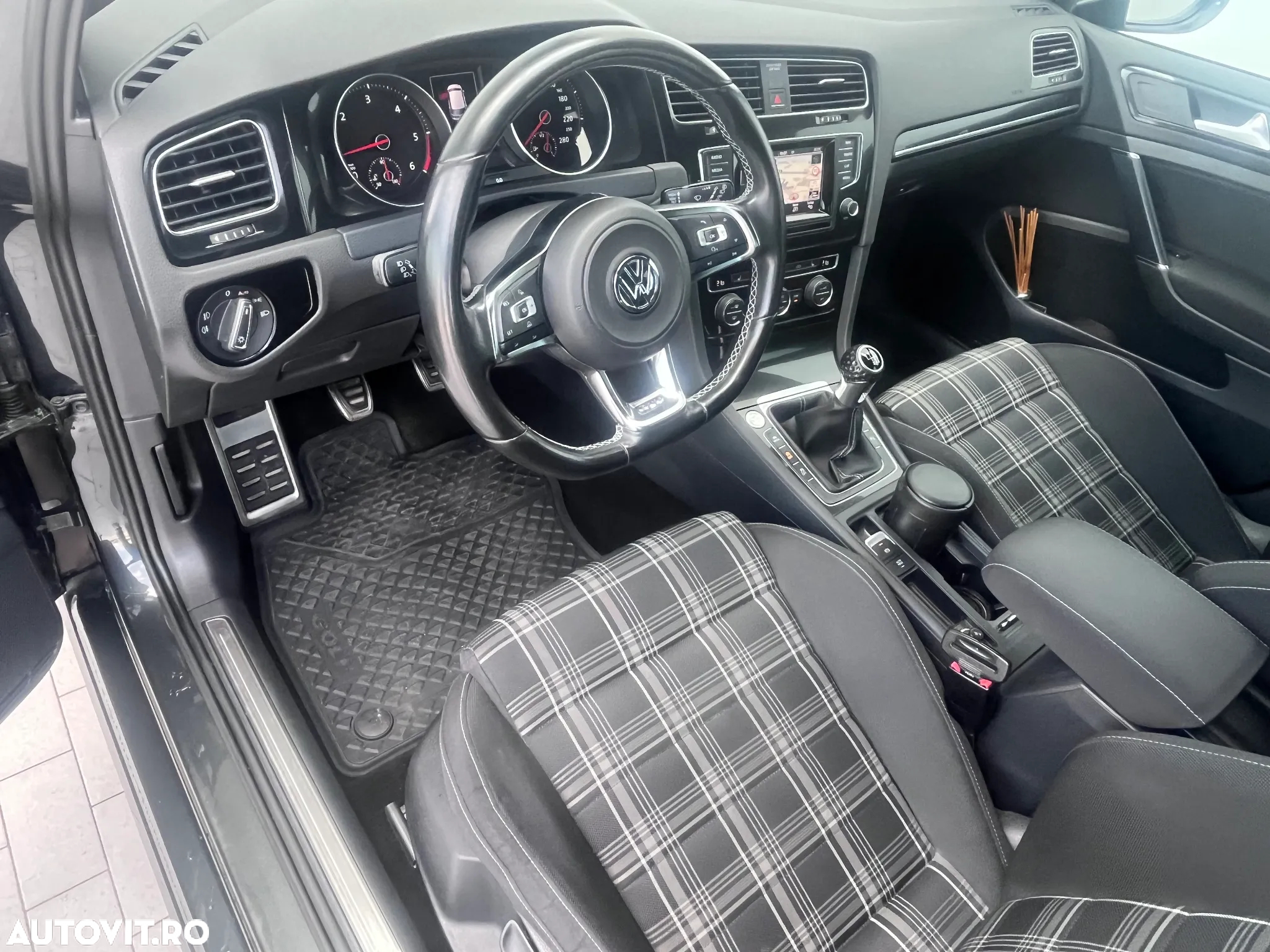 Volkswagen Golf 2.0 TDI GTD - 10