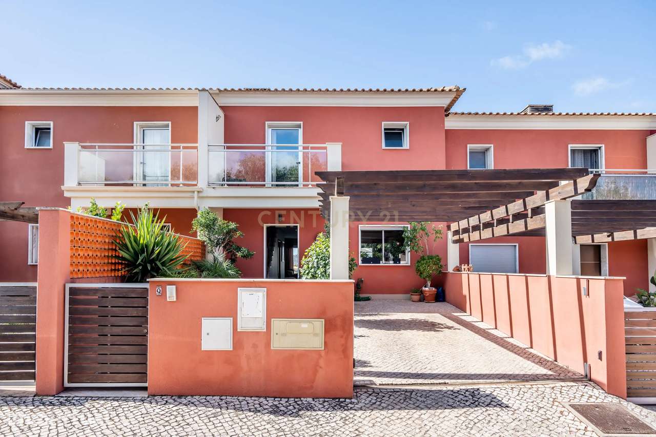 Moradia com 3 quartos, 4 casas de banho e piscina privada num condomín - Grande imagem: 2/35