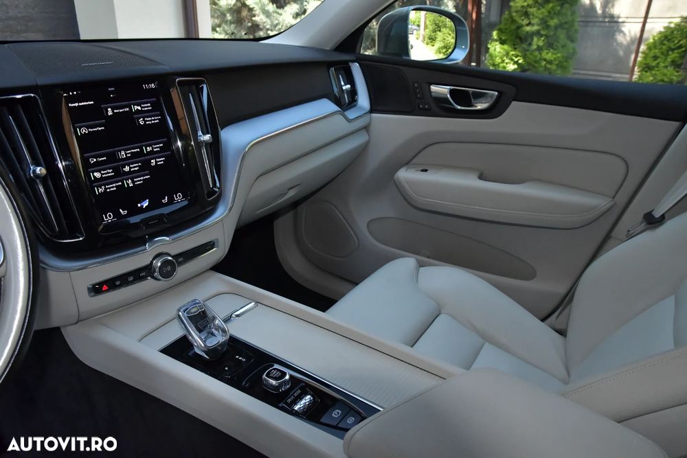 Volvo XC 60 B4 MHEV AT8 AWD Momentum Pro - 13