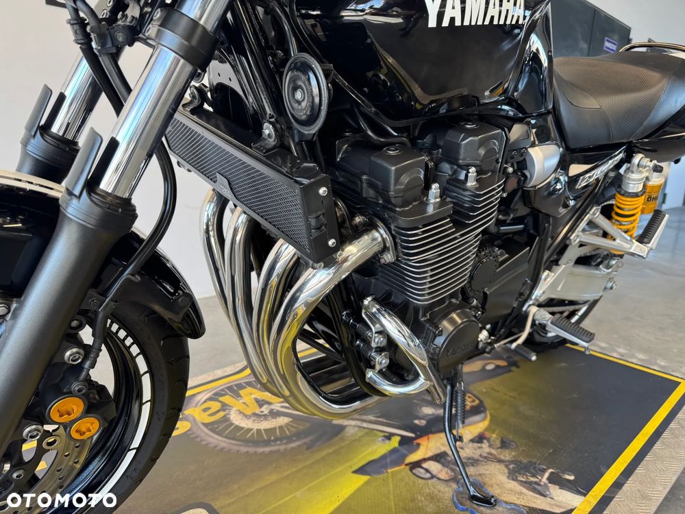 Yamaha XJR - 19