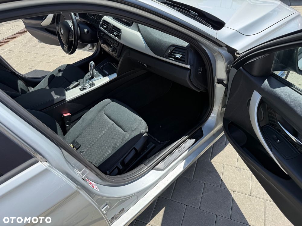 BMW Seria 3 318d Sport Line - 23