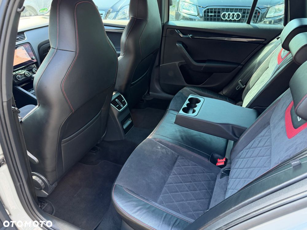 Skoda Octavia 2.0 TDI DSG RS - 22