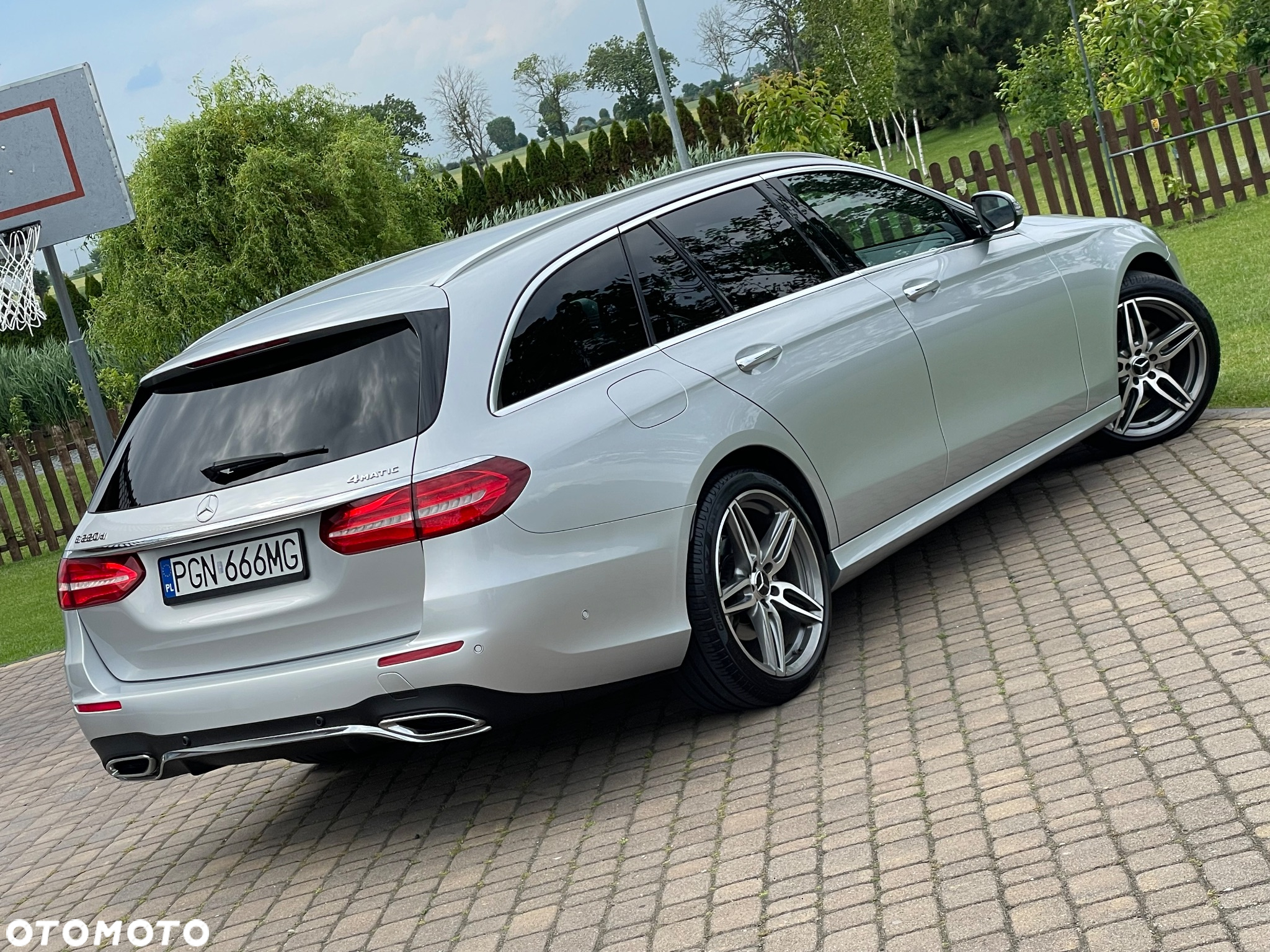 Mercedes-Benz Klasa E 220 d 4Matic T 9G-TRONIC AMG Line - 2