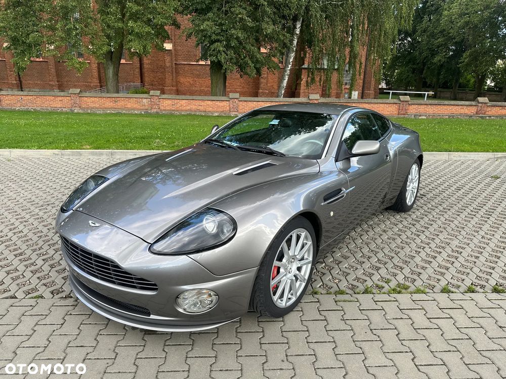 Aston Martin V12 Vanquish - 12