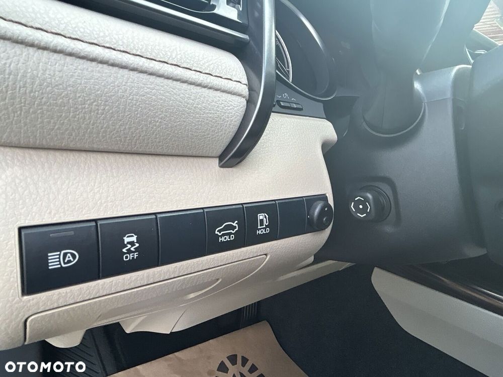 Toyota Camry 2.5 Hybrid Executive CVT - 28