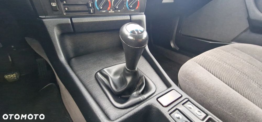 BMW Seria 5 520i - 39