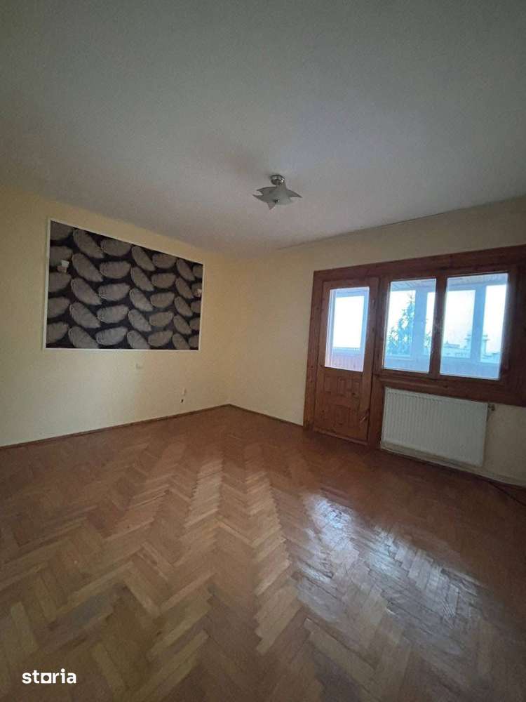 Duplex de vanzare in zona Hotel Roman, 3 balcoane 85.000 euro - Imagine principală: 3/13