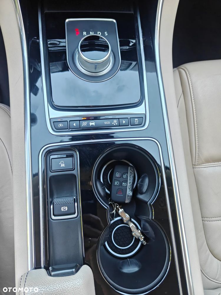 Jaguar XE 2.0 T Prestige - 16