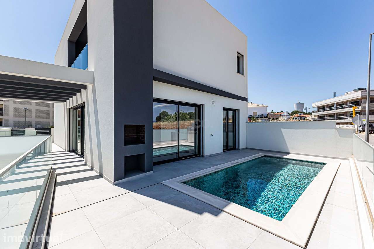 Moradia T3 com piscina e garagem - Mexilhoeira Grande - Grande imagem: 3/46