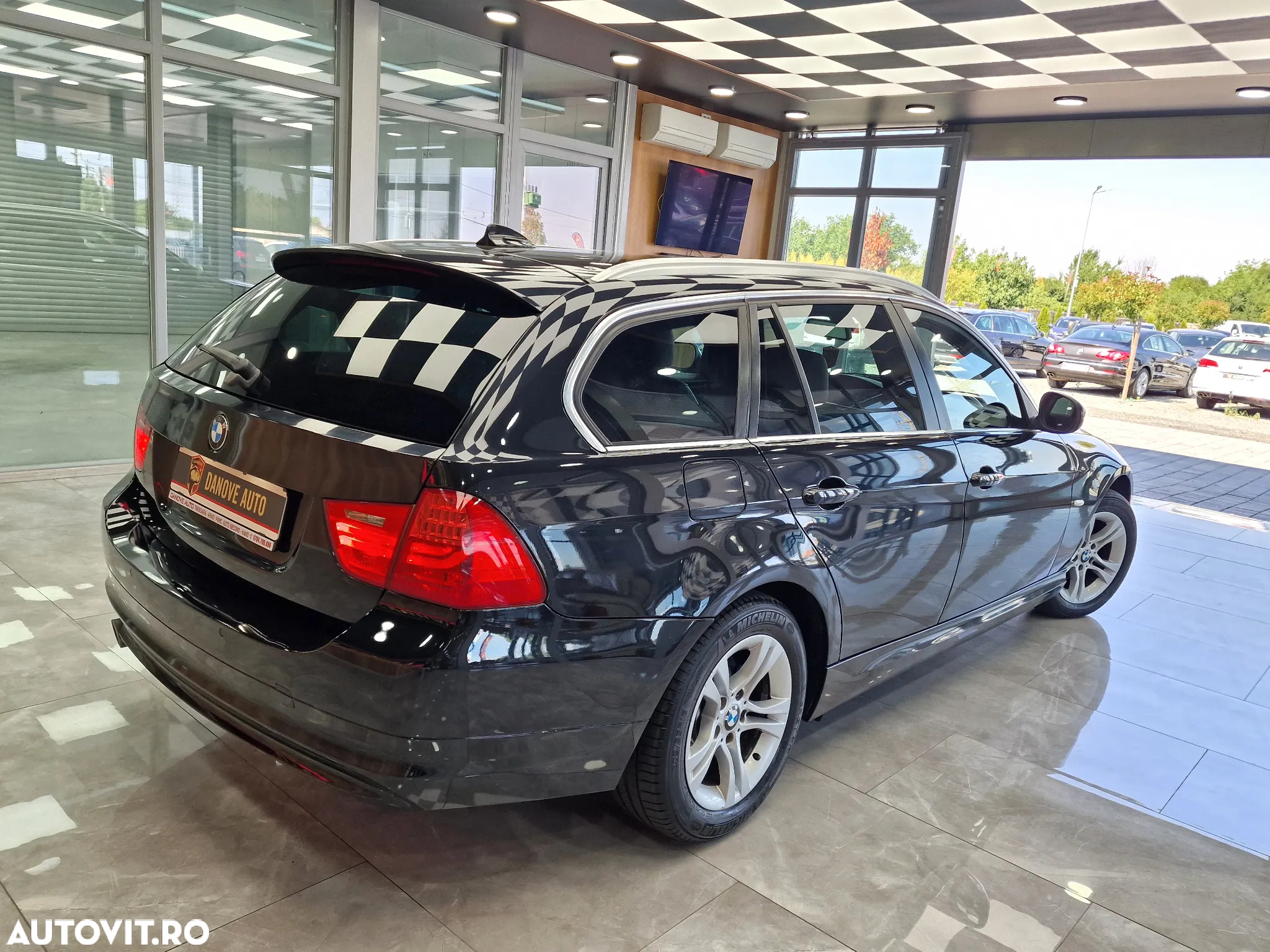 BMW Seria 3 320d DPF Touring Aut. - 5