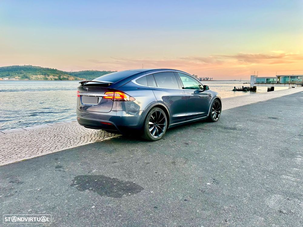 Tesla Model X - 7