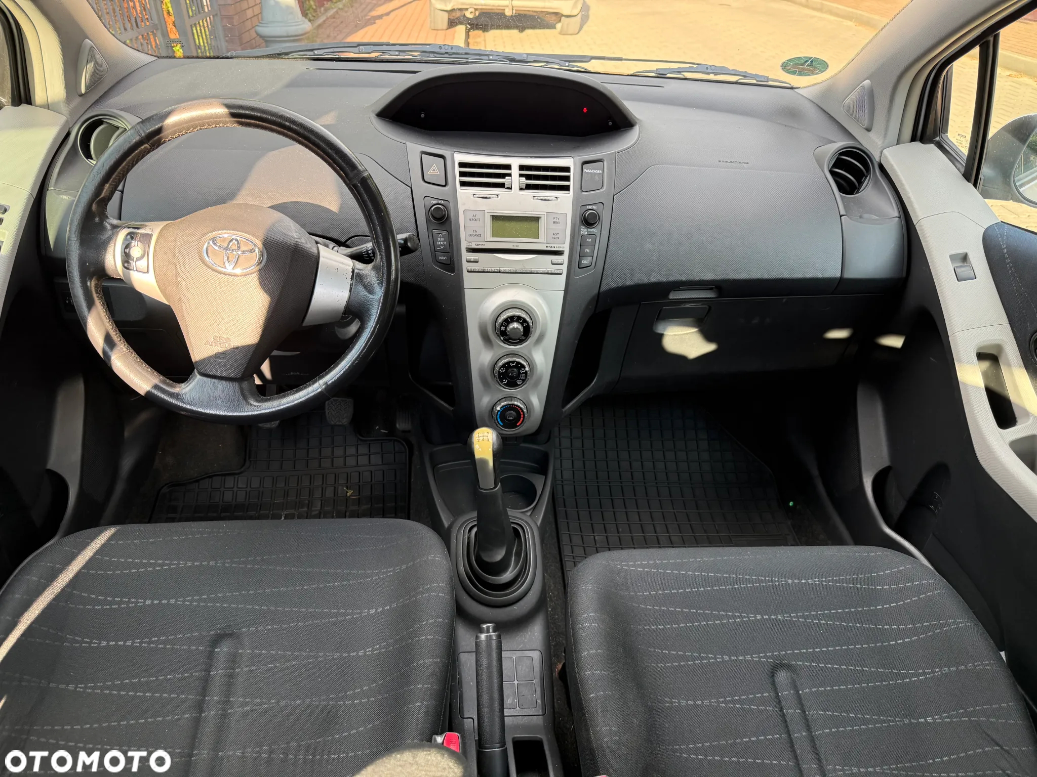 Toyota Yaris 1.3 - 8