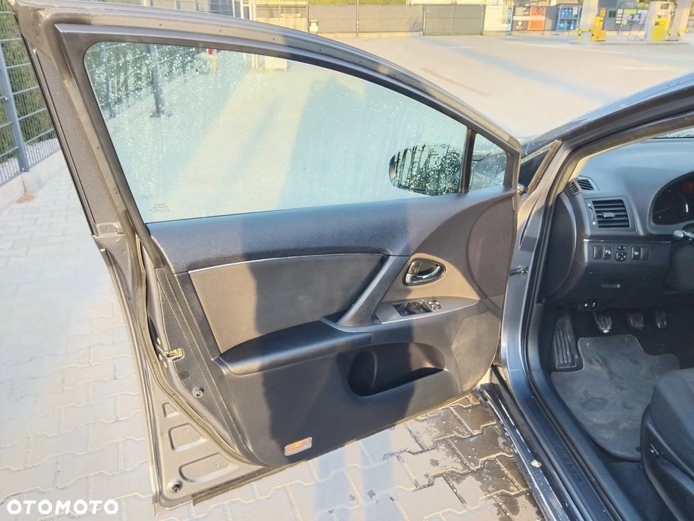 Toyota Avensis 1.8 Sol - 17