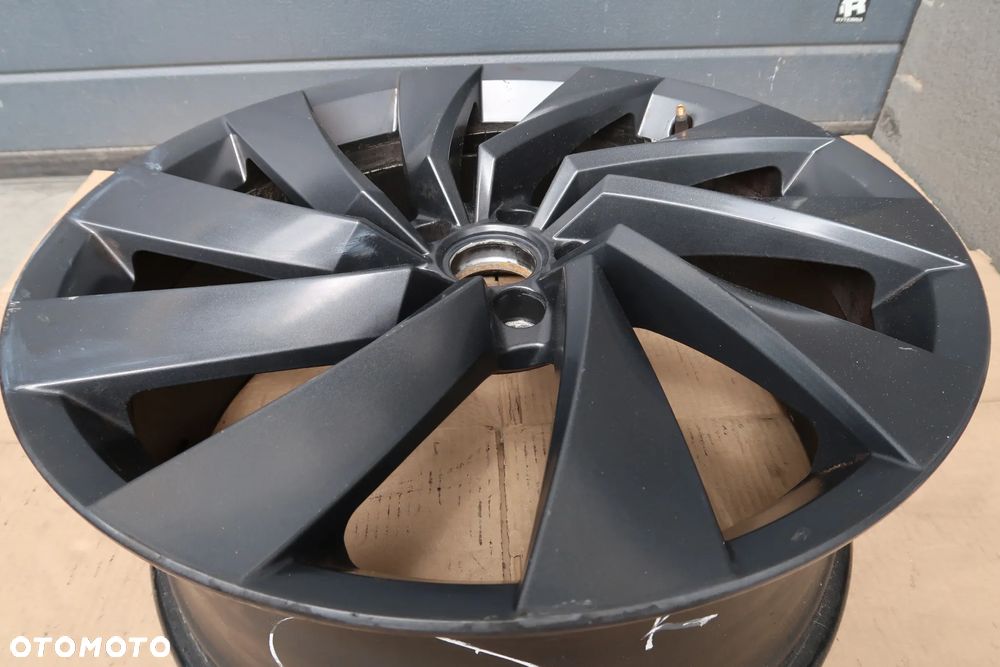 C15 FELGA ALUMINIOWA VW 3G8601025D 8X20ET40 - 2
