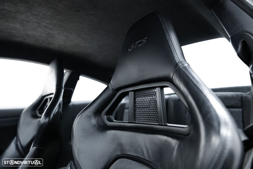 Porsche 911 (991) Carrera 4 GTS - 11