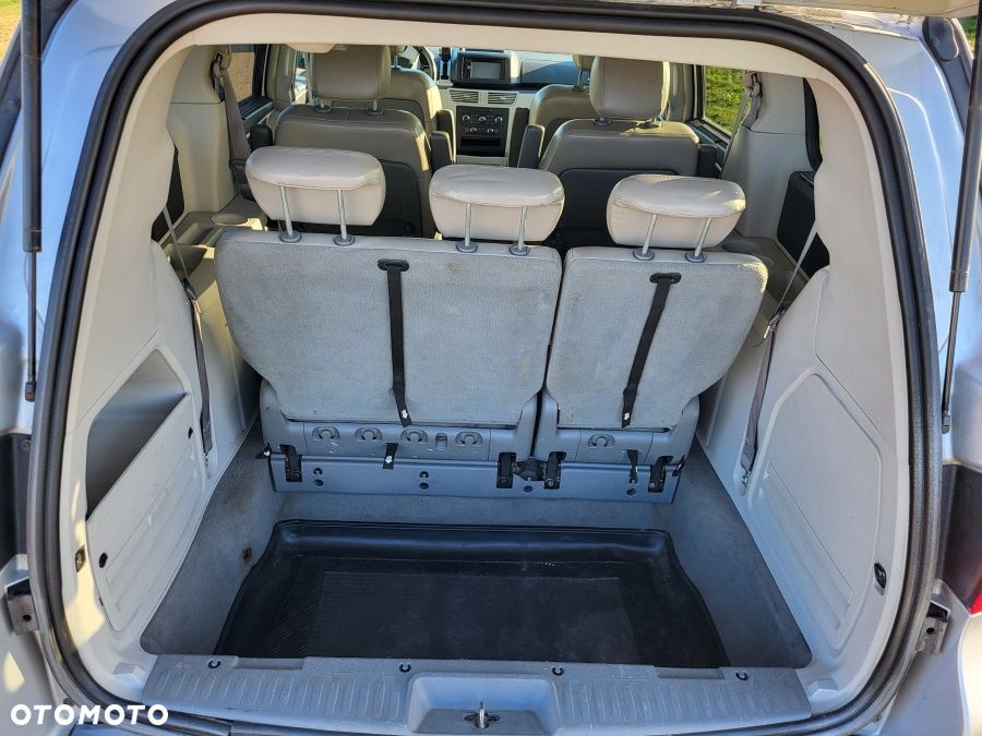 Volkswagen Routan - 16