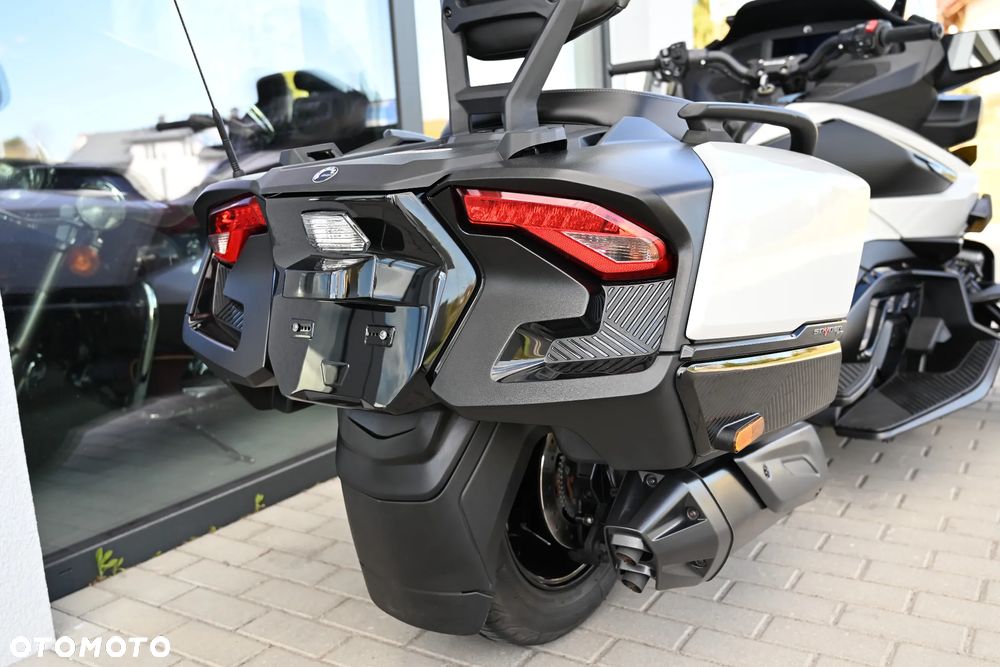 Can-Am Spyder - 19