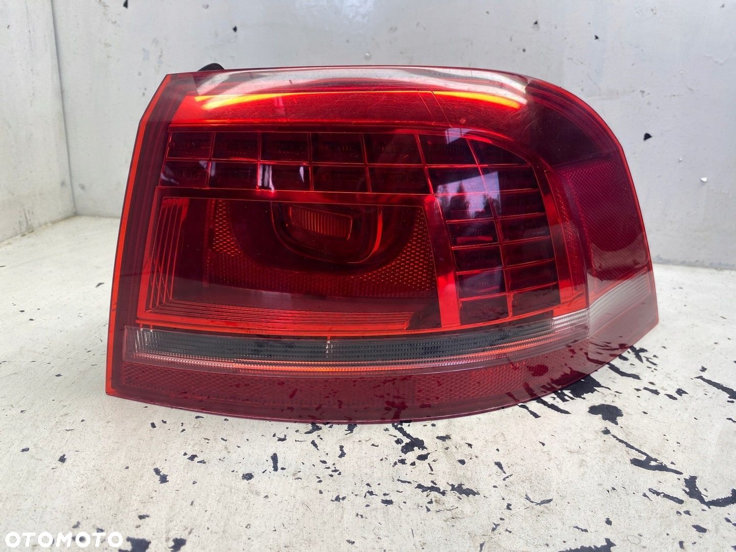 VW PASSAT B7 KOMBI LAMPA PRAWY TYŁ - 1