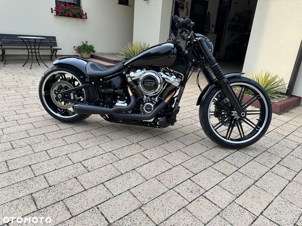 Harley-Davidson Softail Breakout - 1