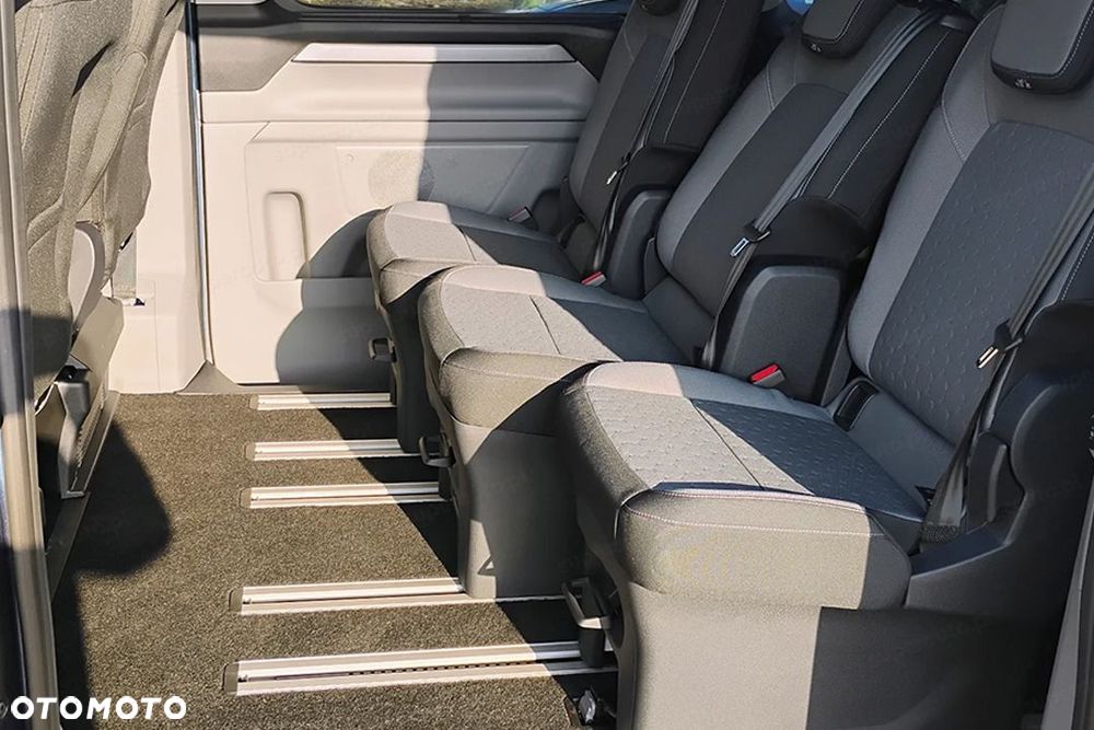 Ford Tourneo Custom - 12