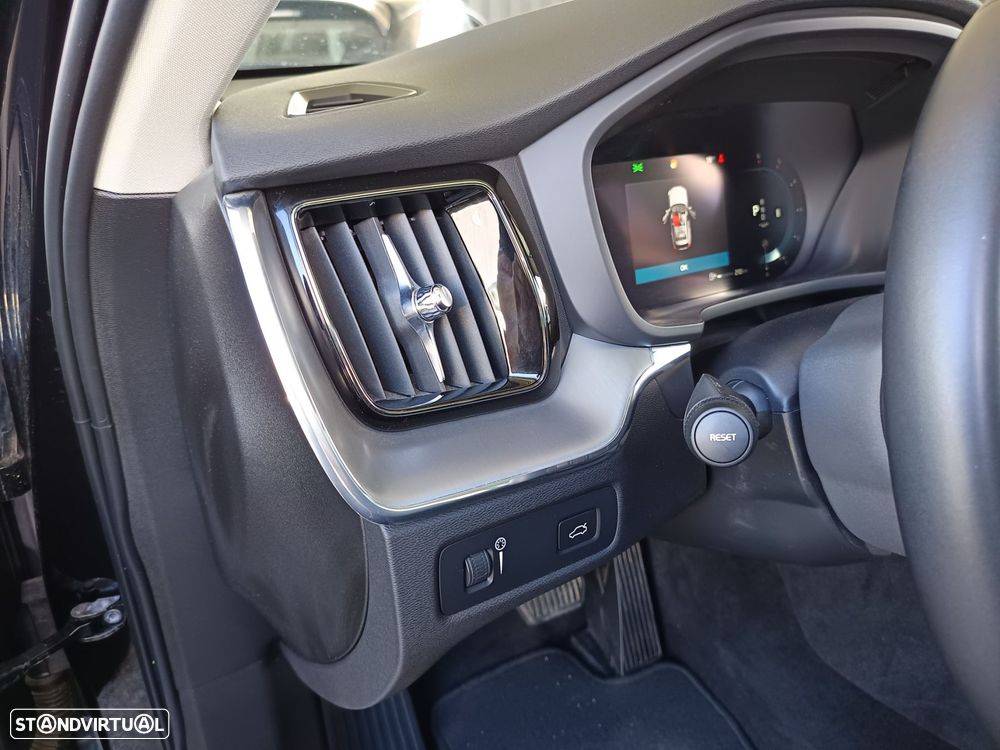 Volvo XC 60 2.0 B4 Momentum Plus Geartronic - 37