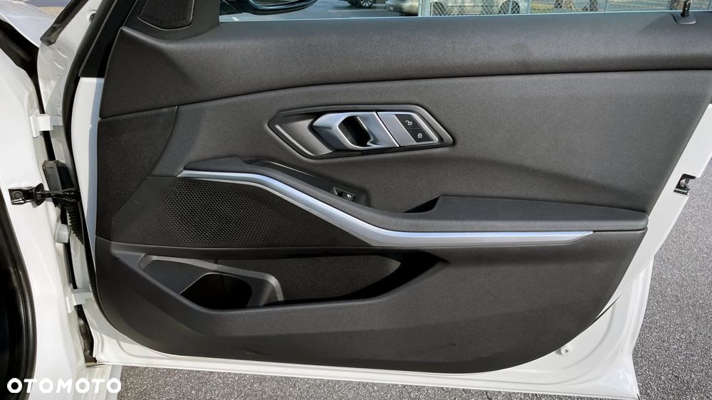 BMW Seria 3 330i Luxury Line - 21