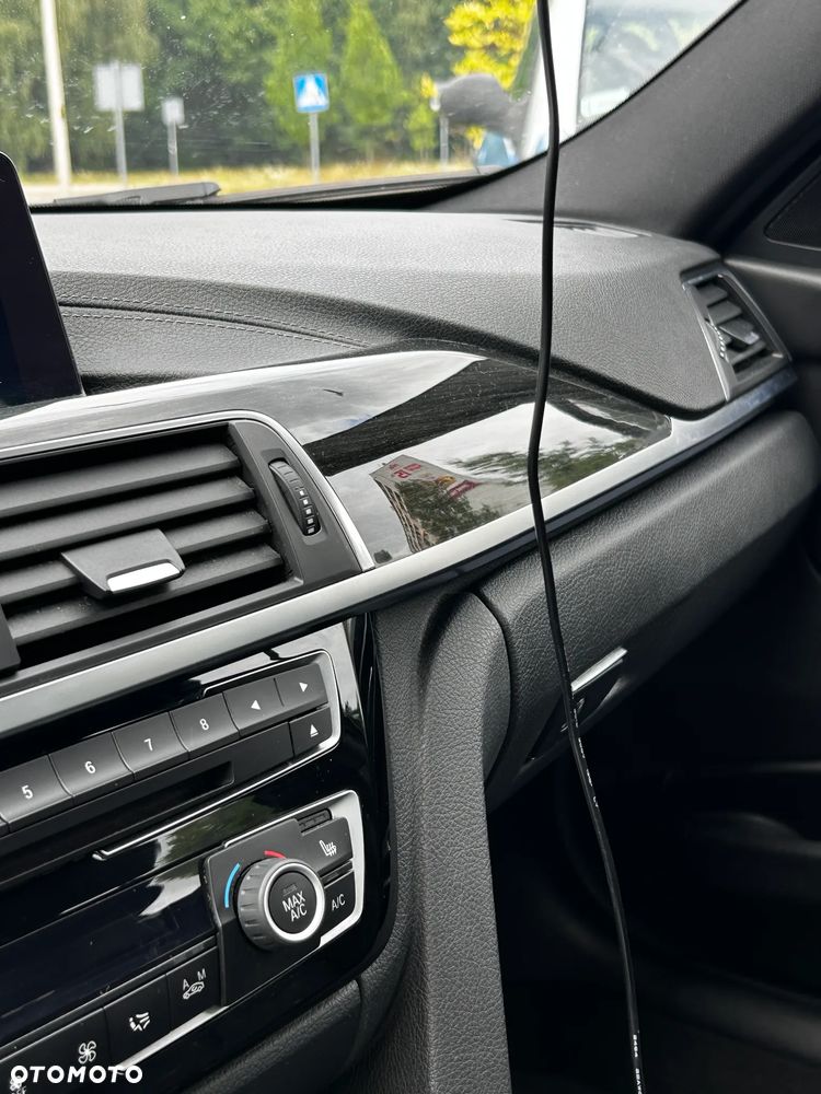 BMW Seria 3 330i xDrive Sport Line - 27