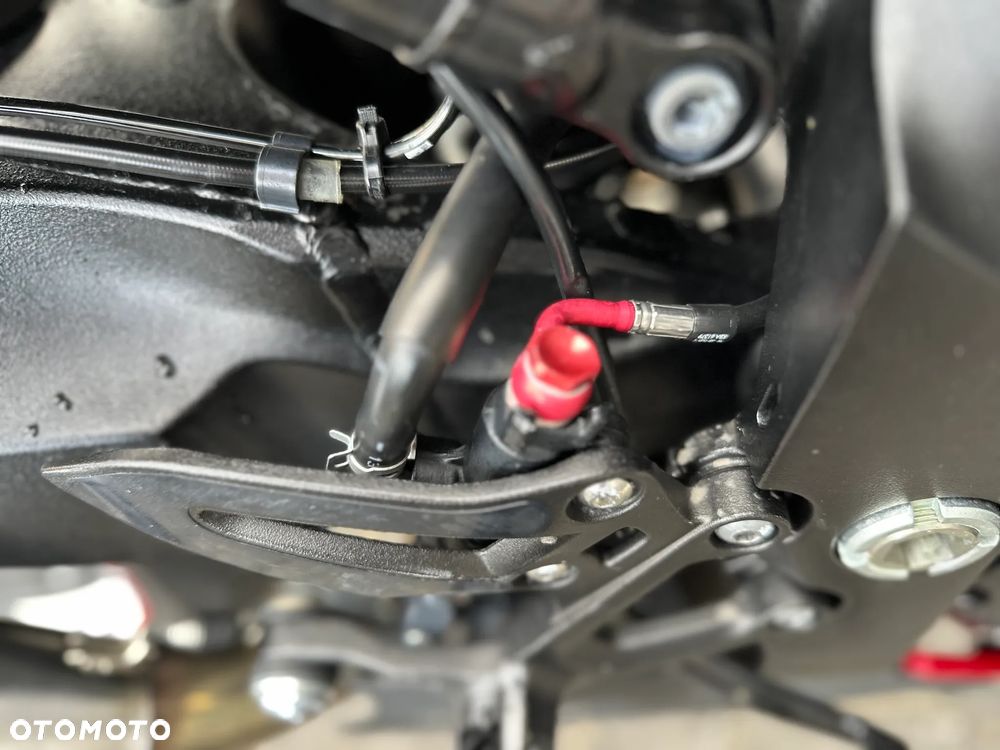 Suzuki GSX 1000 - 27