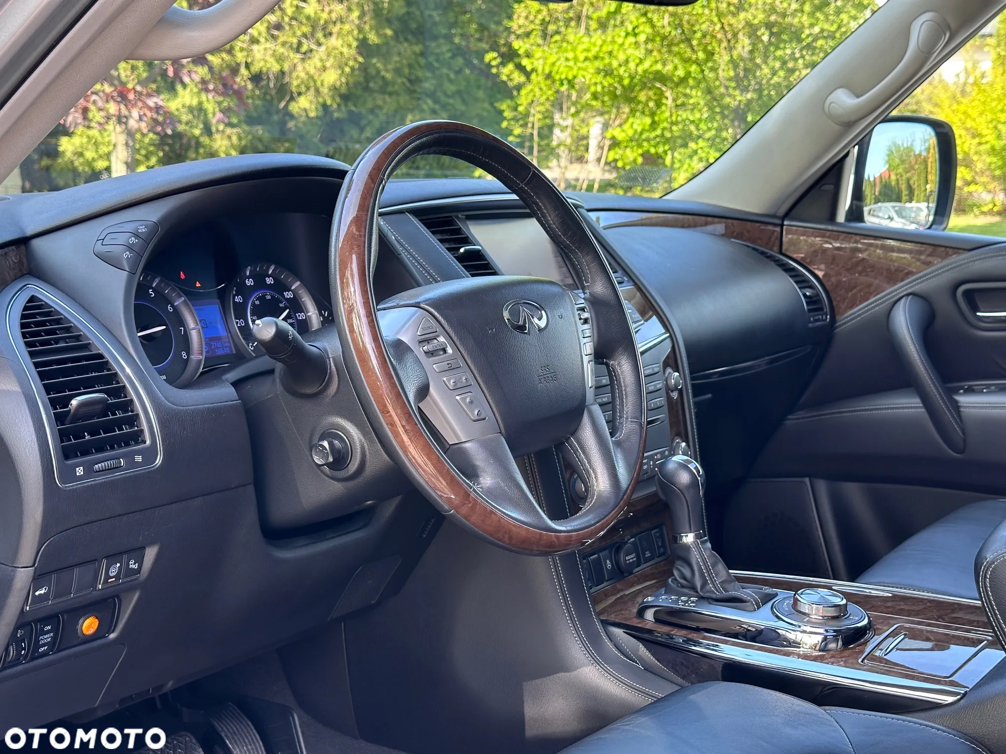 Infiniti QX80 - 27