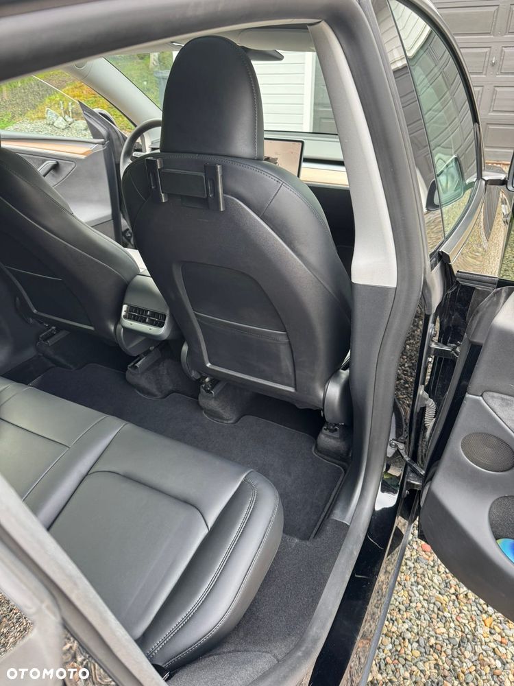 Tesla Y Long Range AWD - 16