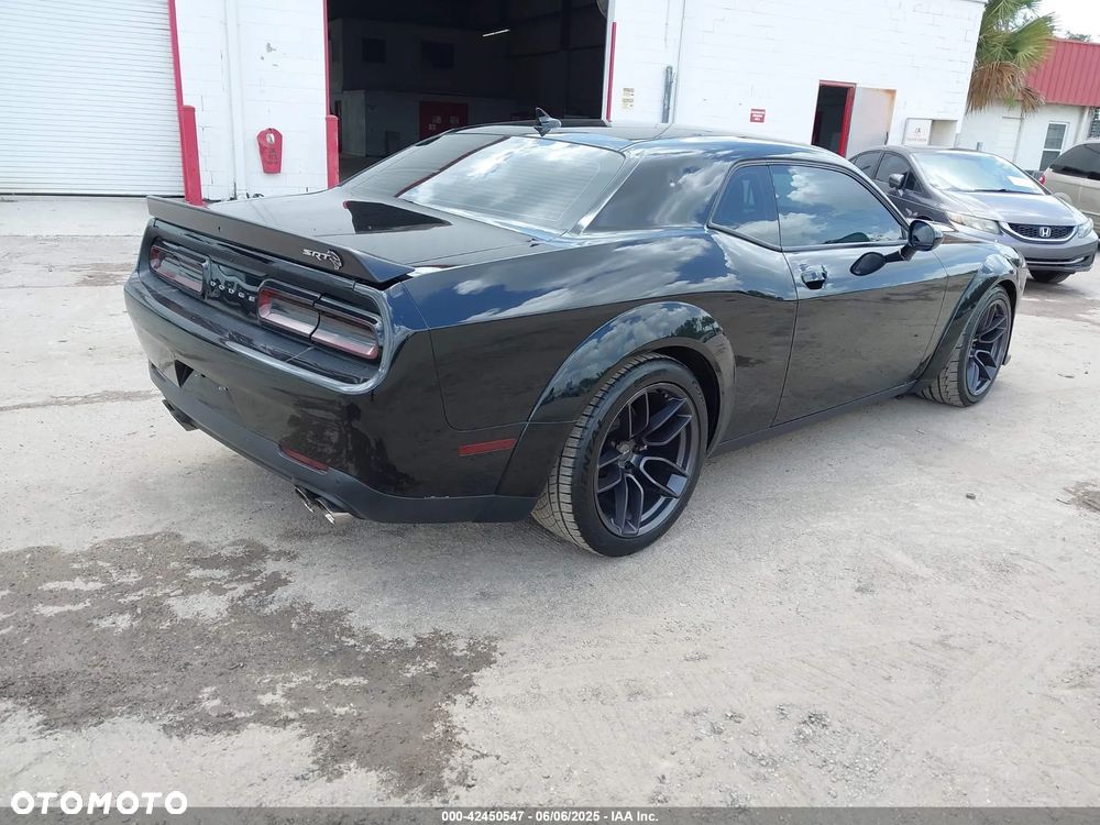 Dodge Challenger 6.4 Scat Pack - 4