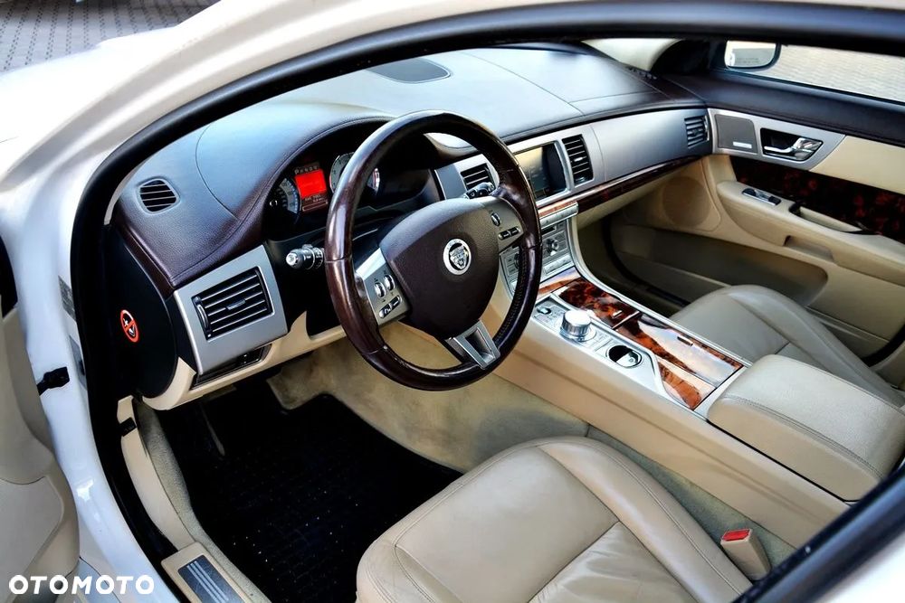 Jaguar XF 4.2 V8 Premium Luxury - 15