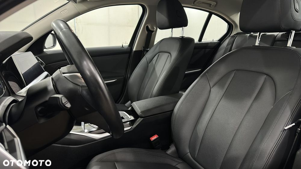 BMW Seria 3 318d - 11