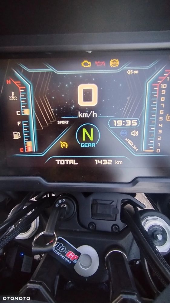 QJMOTOR SRT900SX - 7
