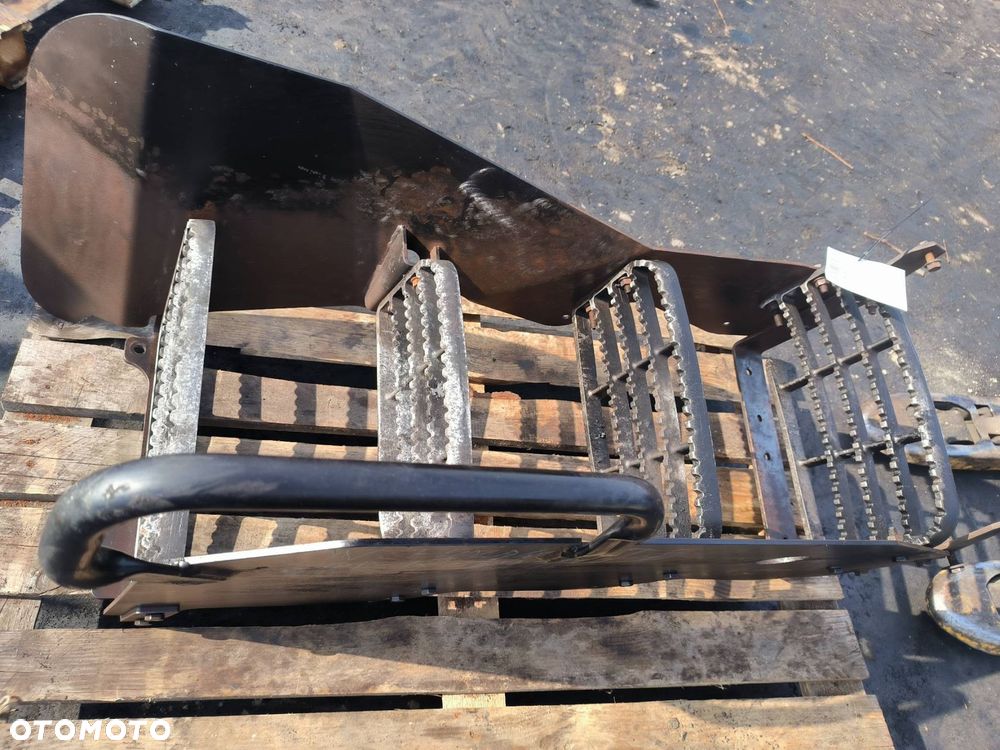 STOPIEŃ LEWY NEW HOLLAND T8.390 - 2