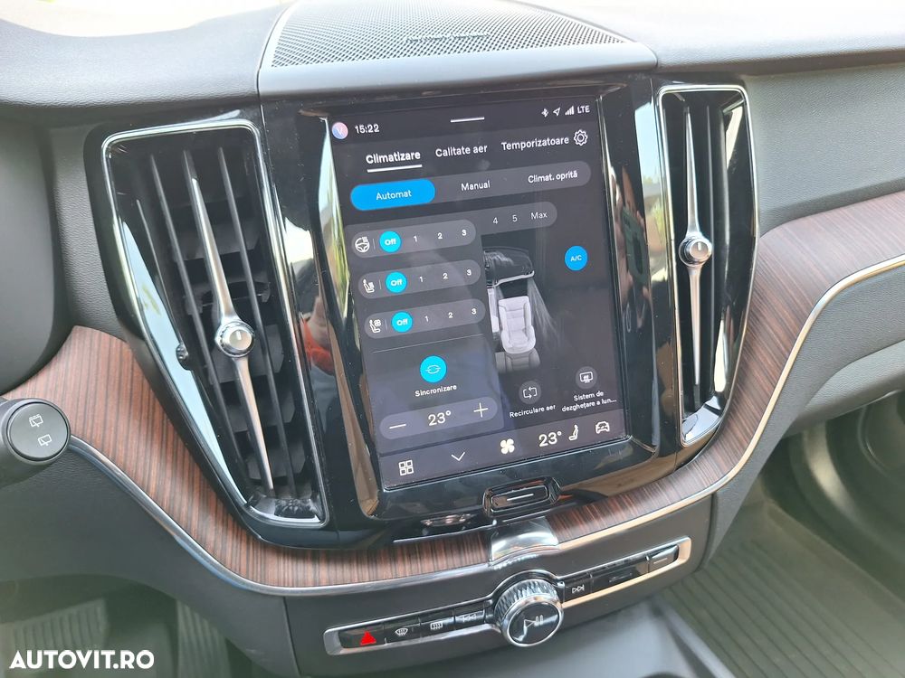 Volvo XC 60 B4 MHEV AT AWD Plus Dark - 33