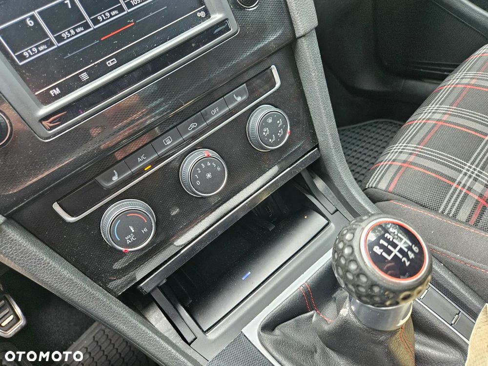 Volkswagen Golf - 25