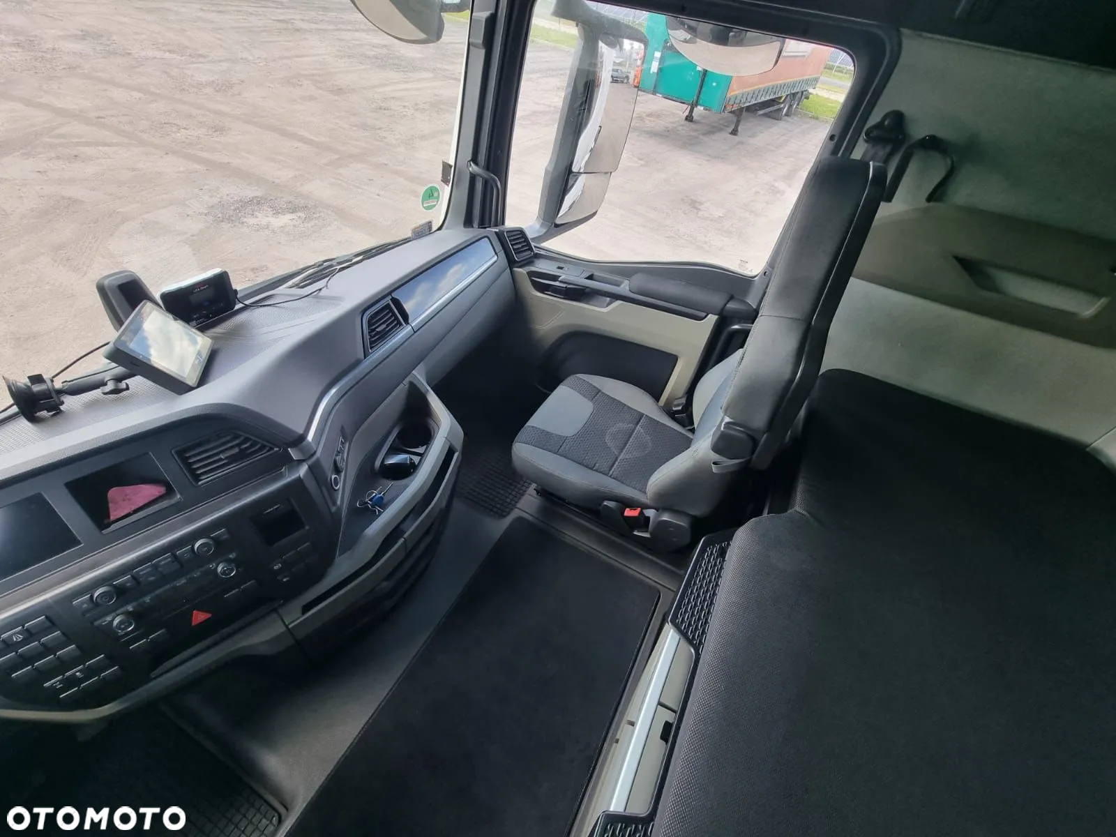 MAN TGX 18.470 LOWDECK PO KONTRAKCIE DUZA KABINA RETARDER ASYSTENT MARTWEGO POLA SALON PL AUTOMAT ZBIORNIKI 1090 LITRÓW RADAR - 14