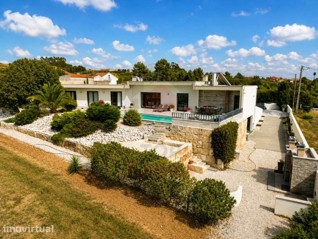 Moradia Contemporânea Térrea com Piscina Aquecida e terreno na Cost...