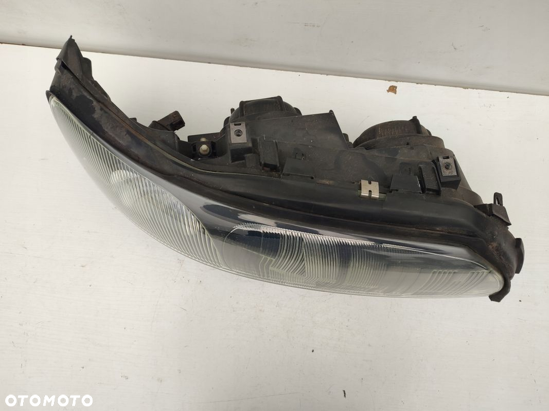 Lampa prawy przód VOLVO V70 II ORYGINAŁ EUROPA 8693568 - 4